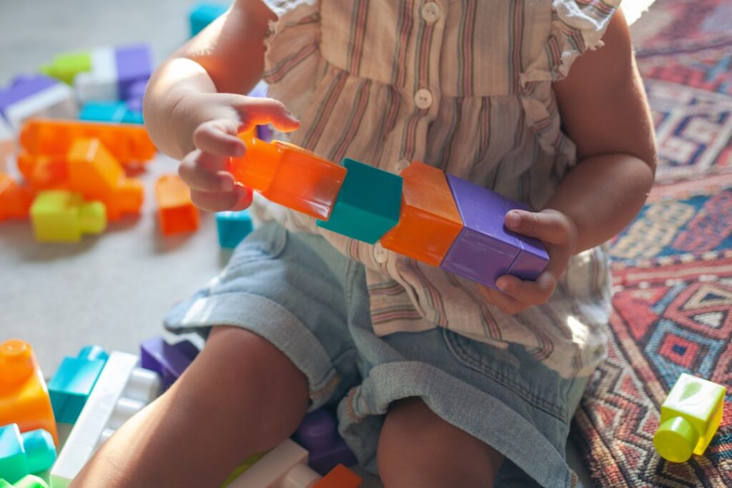 child playing with AI toy — Vitalheros