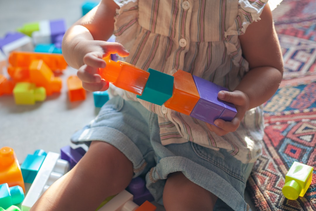 child playing with AI toy — Vitalheros