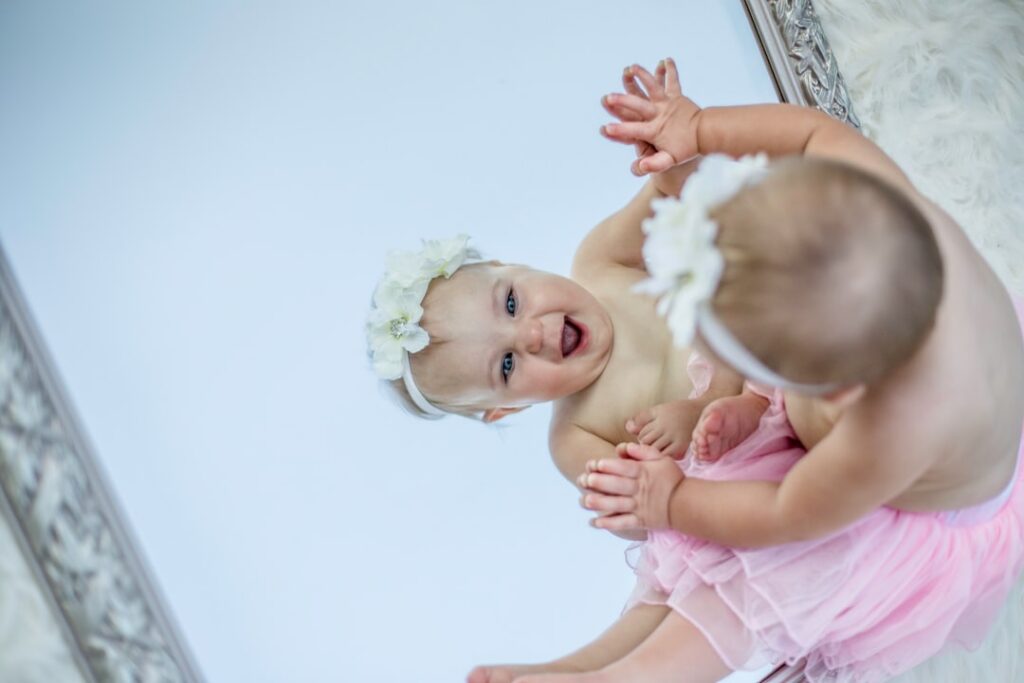 infant mirror interaction — Vitalheros
