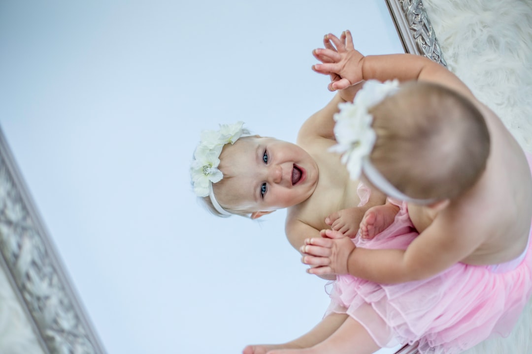 infant mirror interaction — Vitalheros