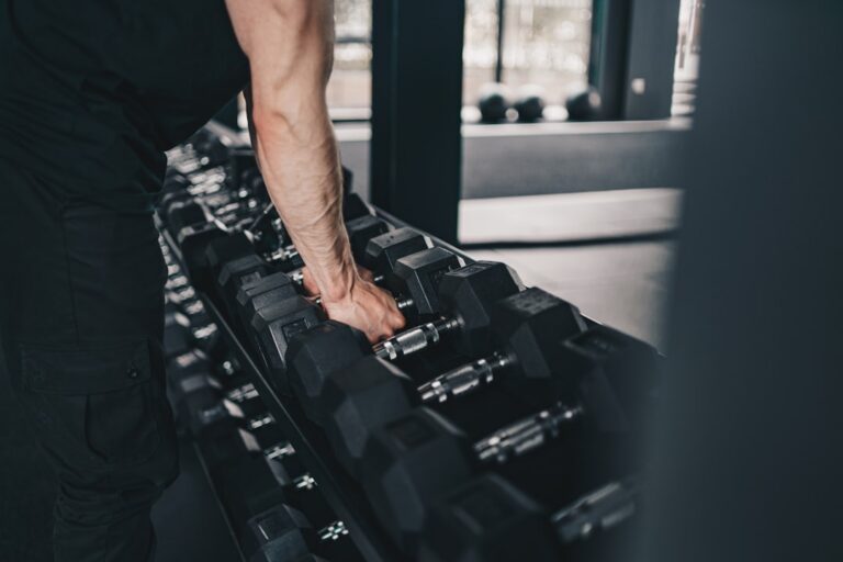 man exercising handgrip — Vitalheros