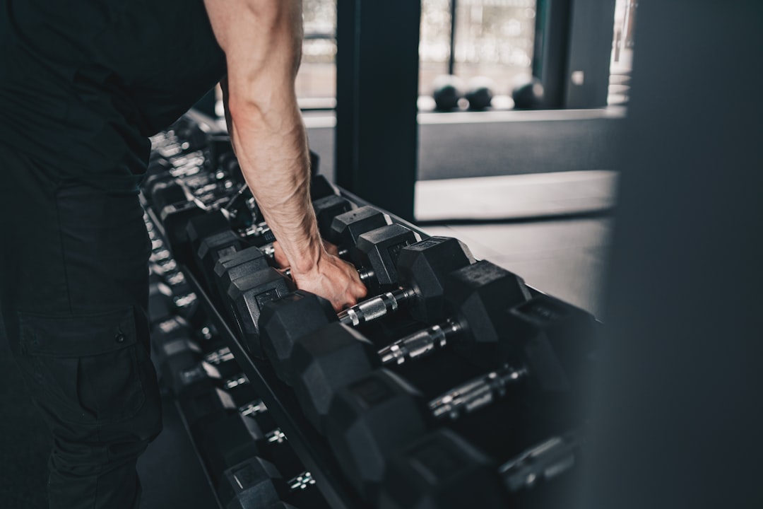 man exercising handgrip — Vitalheros