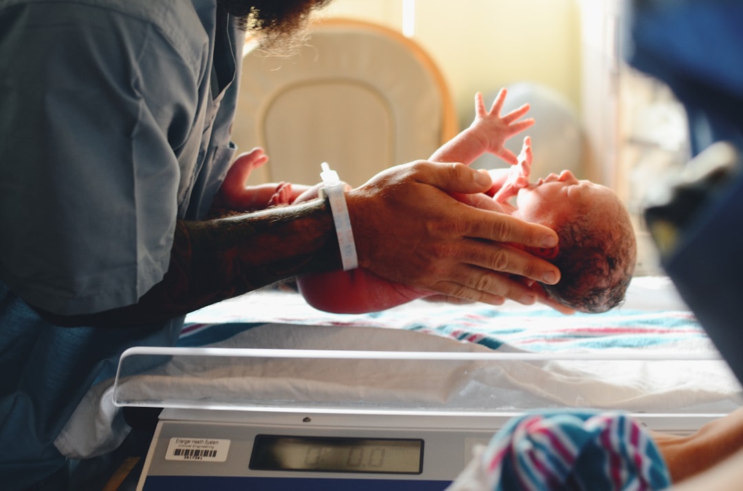 new father holding baby — Vitalheros