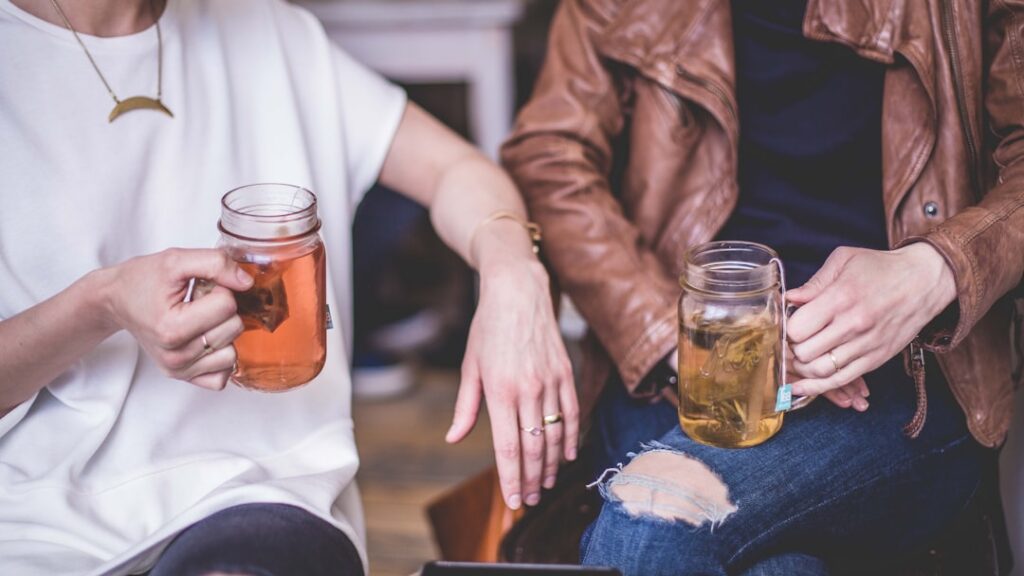 person drinking tea — Vitalheros