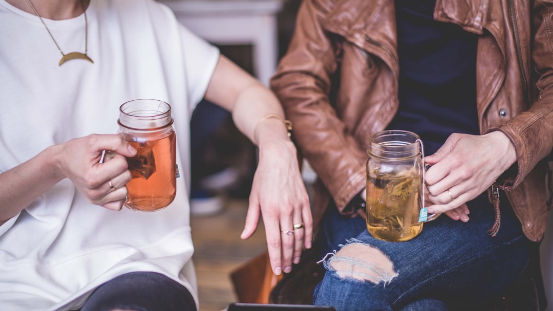 person drinking tea — Vitalheros