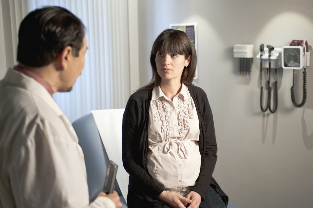 pregnant woman doctor consult — Vitalheros