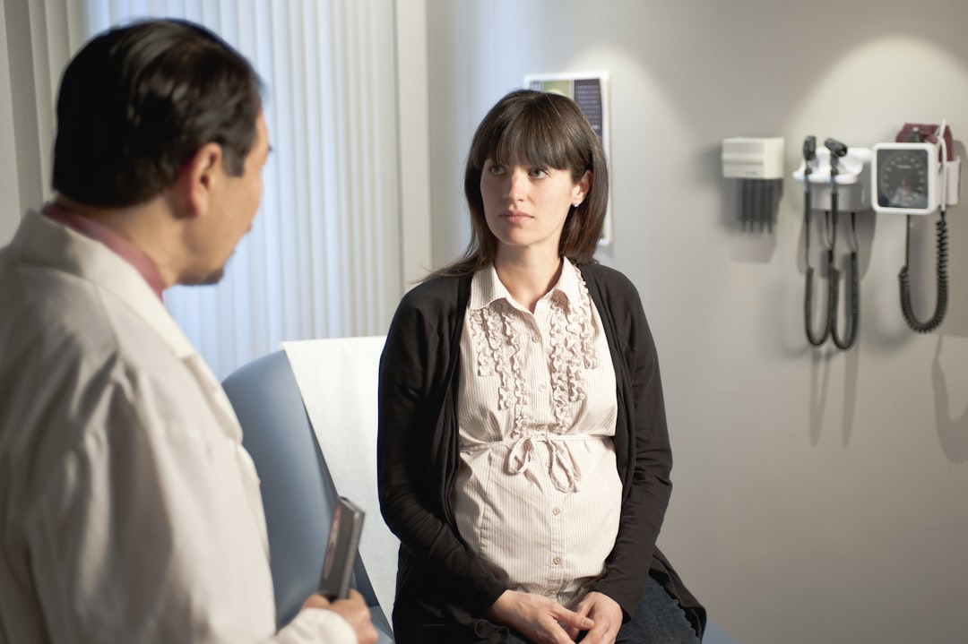 pregnant woman doctor consult — Vitalheros