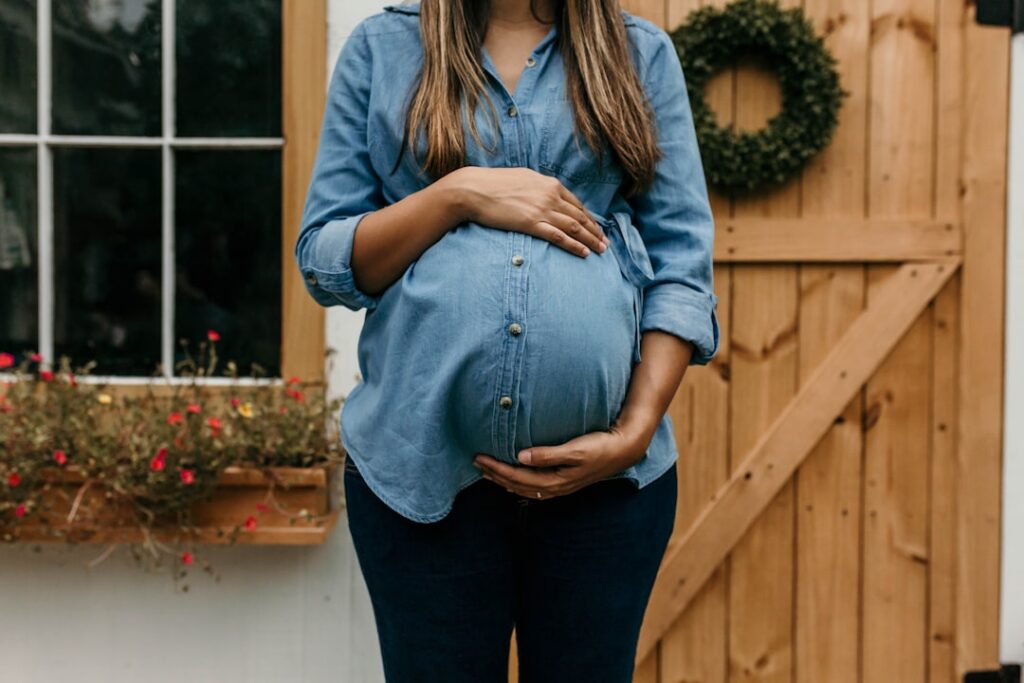 pregnant woman gardening — Vitalheros
