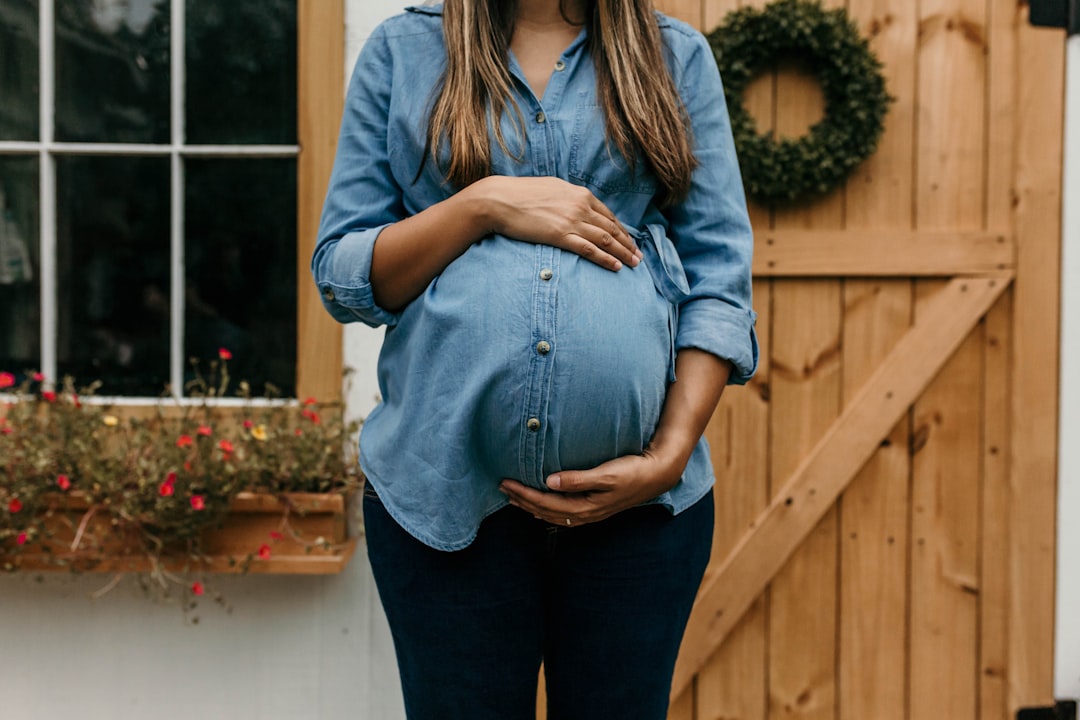 pregnant woman gardening — Vitalheros