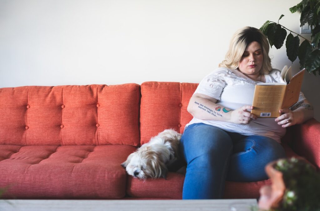 pregnant woman reading — Vitalheros