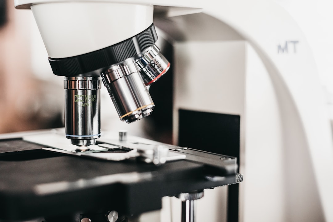 researcher microscope autoimmune disease β Vitalheros