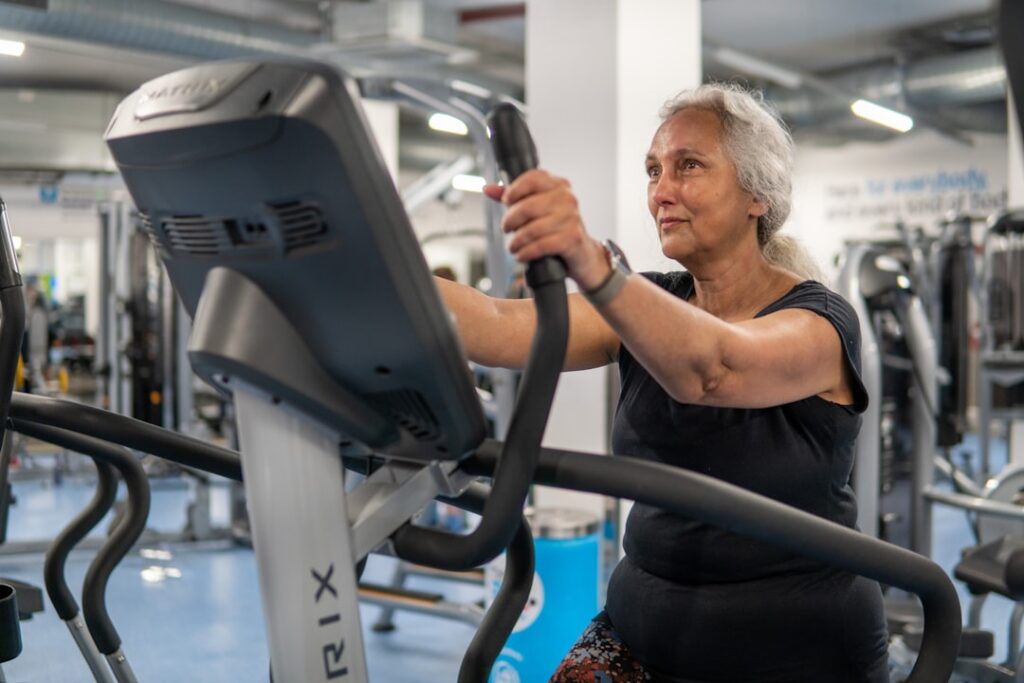 senior exercising weights — Vitalheros