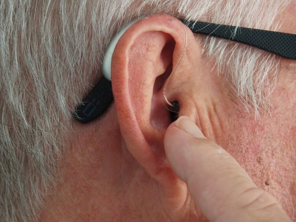 senior person with hearing aid — Vitalheros