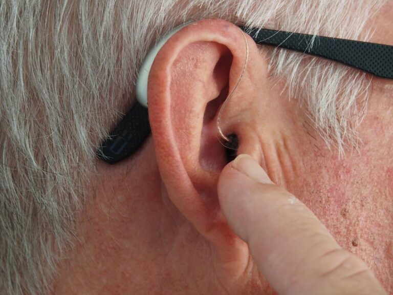 senior person with hearing aid — Vitalheros