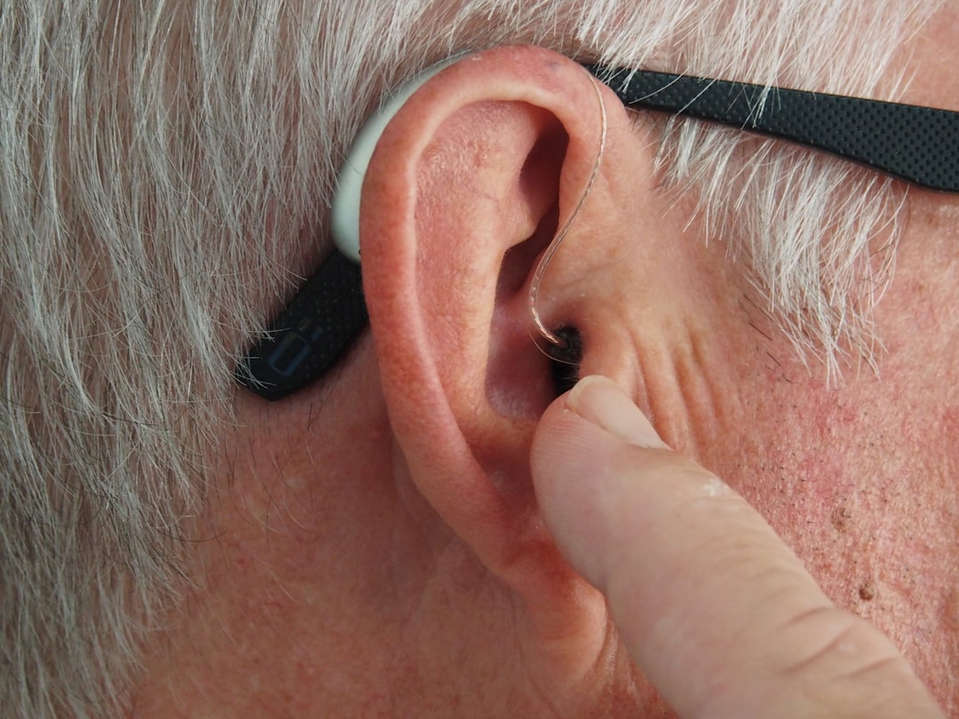 senior person with hearing aid — Vitalheros