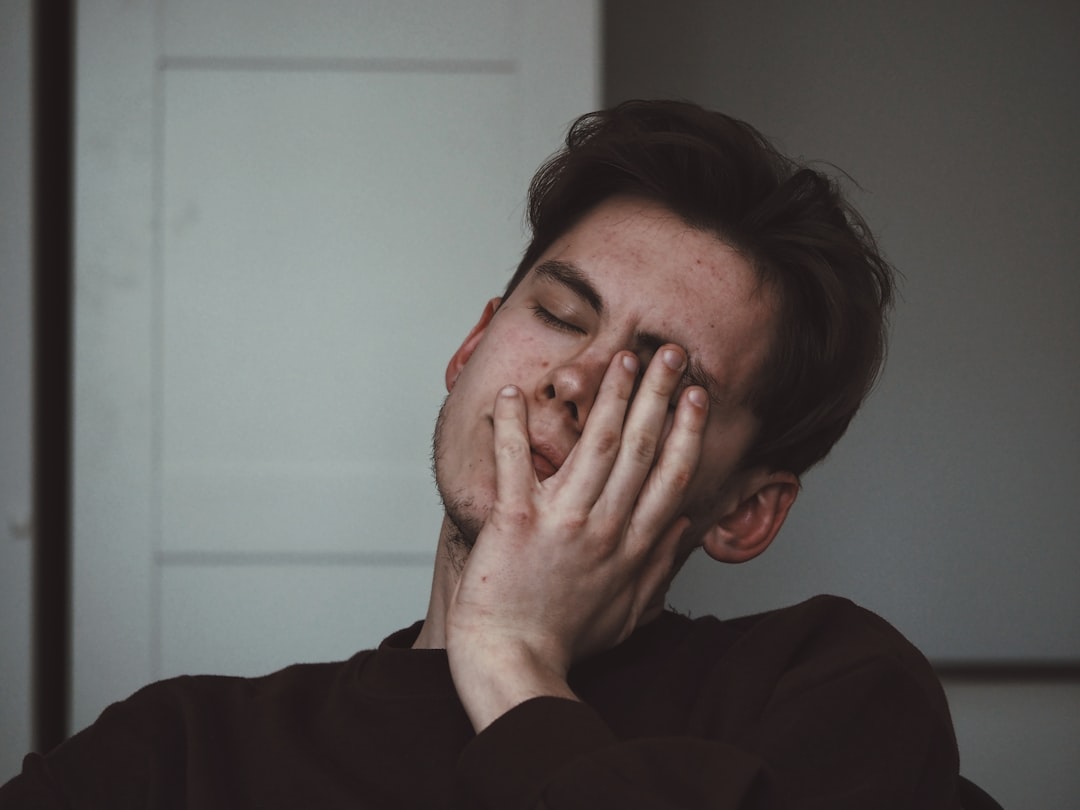 tired person yawning — Vitalheros
