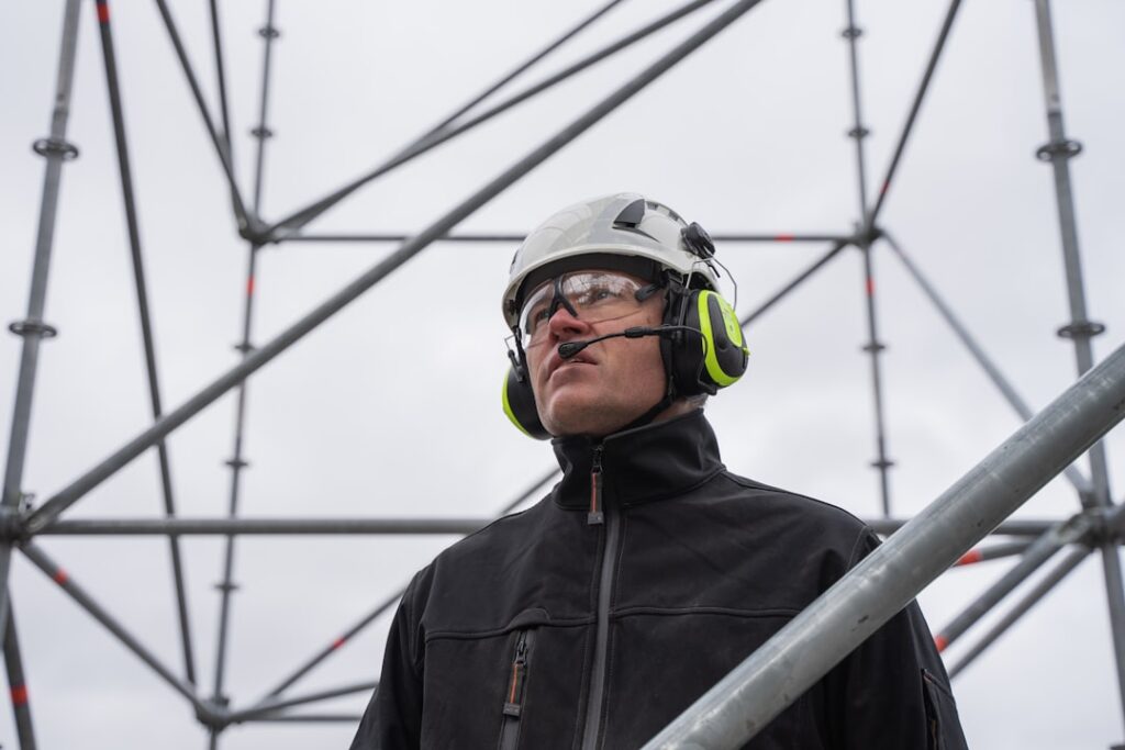 worker wearing exoskeleton — Vitalheros
