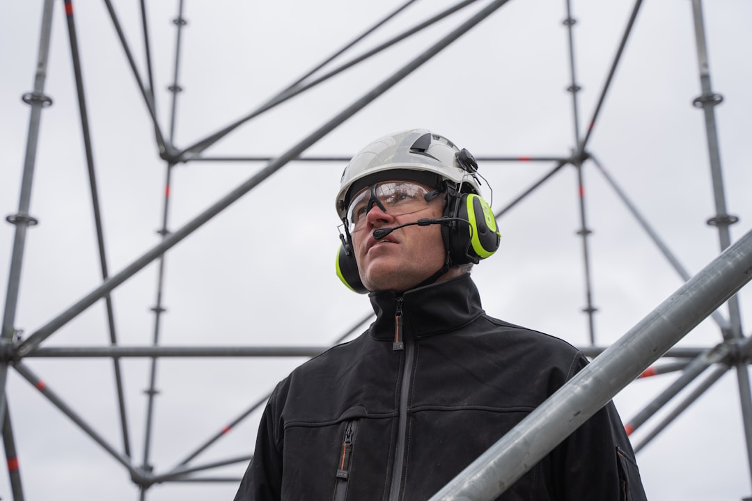 worker wearing exoskeleton — Vitalheros
