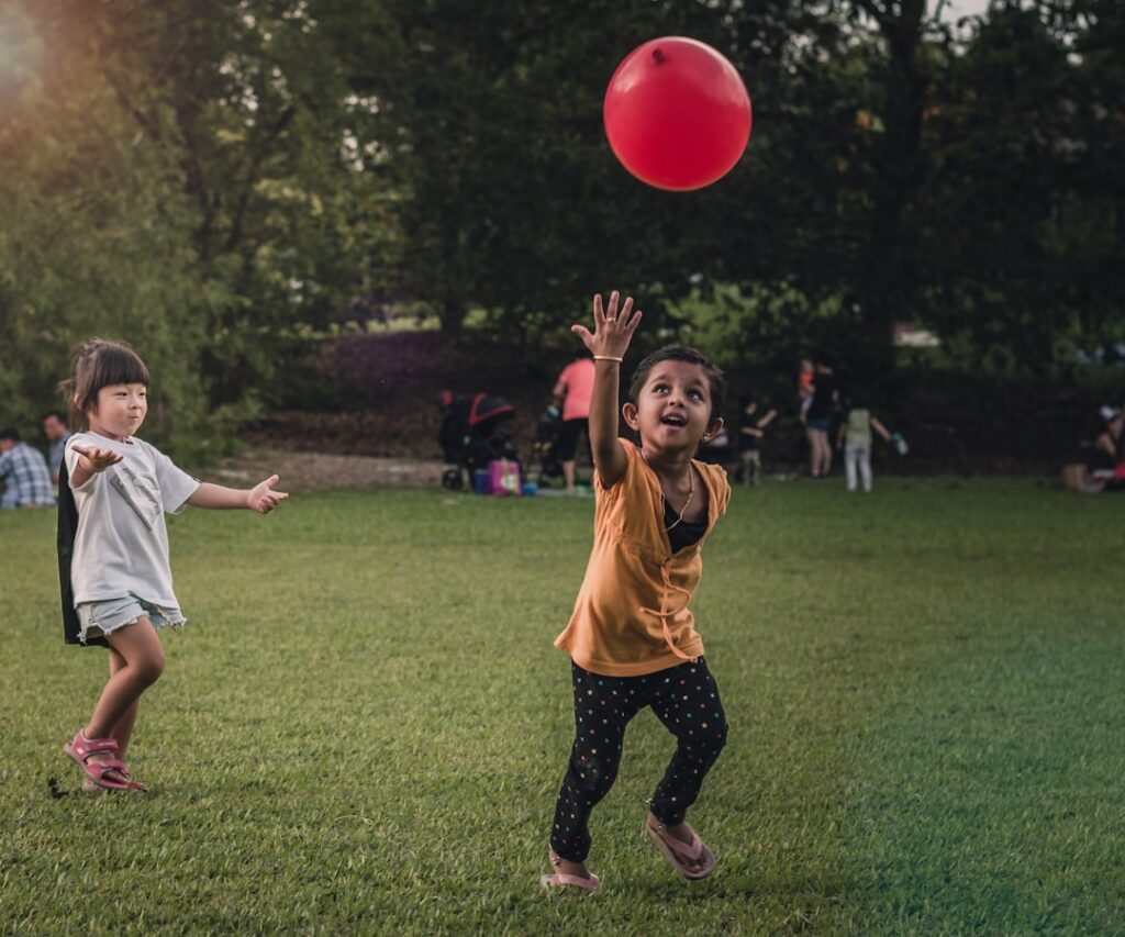 healthy child playing outdoors — Vitalheros