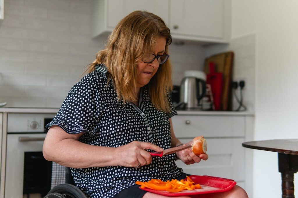 older adult eating oranges — Vitalheros
