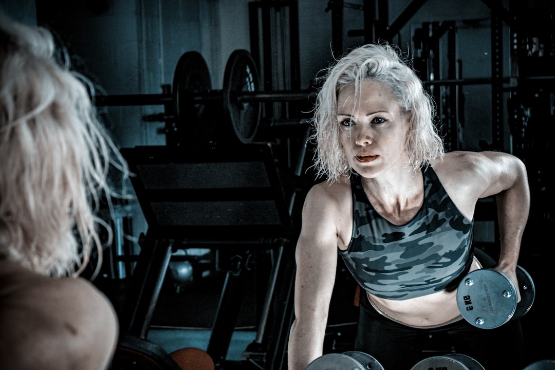 older adult exercising weights — Vitalheros